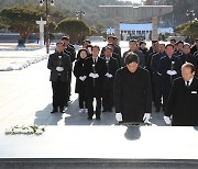 전남도의회, 국립 5·18국립묘지 참배…"200만 도민위한 의정활동"다짐