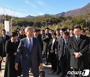 민주당 지도부 만난 문재인 전 대통령