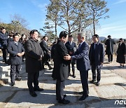 평산마을 사저에서 만난 이재명·문재인