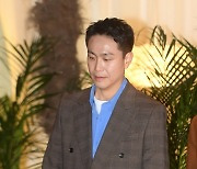 [포토] 오정세, '깔끔한 코트 핏'