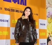 [포토] 오윤아, '바람 하나 안통할 것 같은 무스탕 입고'