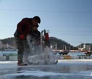 [포토]화천산천어축제 얼음낚시터 천공작업