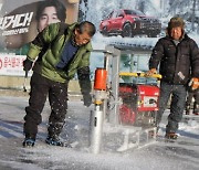 [포토]얼음 천공작업 한창인 산천어축제