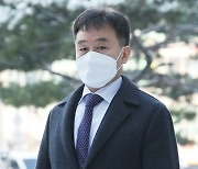 [속보] ‘대장동 수익 은닉’ 김만배 측근 2명 구속기소