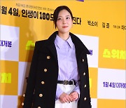 [MD포토] 이유진 '코트는 걸쳐야 멋이죠'