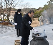 김부영 창녕군수, 현충탑 참배…새해 업무 시작