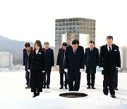 경남도의회 신년 참배·시무식…의정활동 시작