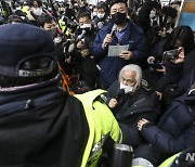 전장연 지하철 시위 13시간 만에 종료…서울교통공사·경찰 '원천 차단'(종합)