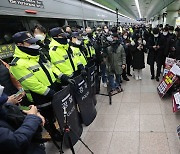 새해 출근길 전장연 시위 재개…승차저지 '마찰'