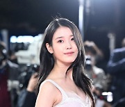 아이유, ♥︎이종석과 열애인정→1천만원 기부..달콤+훈훈 연말연시 그 자체[Oh!쎈 이슈]