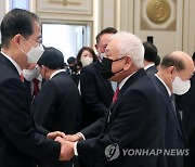 인사 나누는 한덕수 총리와 김한길 위원장