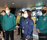 인천공항 검역상황 보고받는 한덕수 총리