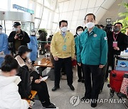 코로나19 대응 인천공항 검역상황 점검하는 한덕수 총리