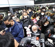 전장연 시위에 지하철 13대 무정차 통과…교통공사 강경 대응