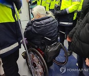 전장연, 12시간 넘게 대치 끝 해산