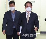 [포토]기자회견장으로 이동하는 조희연 서울시 교육감