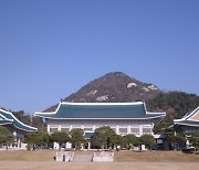 [단독] 관람로 바로 옆에서 고려시대 기와조각 나왔다…청와대 첫 연구조사 보고서 입수