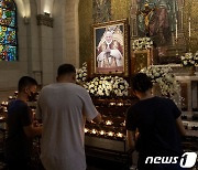 교황에 드리는 고별 기도…베네딕토 16세 조문하는 필리핀 교도들