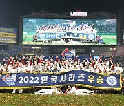 '우승 멤버 합심' SSG, 홈 관계자들에게 우승 감사 선물 전달