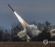 우크라에 파괴된 러군 막사…"병사들 잦은 휴대전화 통화가 원인"