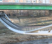 개통 6년 만에 엿가락처럼 휜 신도림역 육교...지난달 안전 A등급