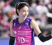 돌아온 김연경, 사라진 사령탑…흥국생명 순항할까