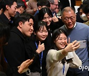 [포토]정의선 현대차 회장, 직원들에게 인기폭발