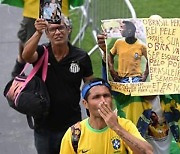 펠레 장례 시작…브라질 산투스 축구장서 팬들과 ‘마지막 인사’