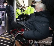 전장연 '승차 봉쇄' 이틀째…"매일 4호선 선전전"