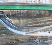 엿가락처럼 휘어진 육교…안전 검사에선 'A등급'