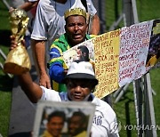 브라질이 울었다...'축구황제' 펠레 장례 시작...끝없는 조문 행렬 이어져