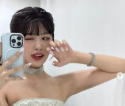 아이브 안유진, 매끈 어깨라인으로 청순 섹시美[M+★SNS]