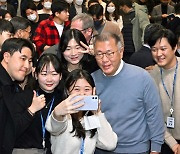 직원들과 셀카 찍는 정의선 현대차 회장