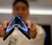 LG디플, 'CES 2023'서 360도로 접는 양방향 폴더블 OLED 공개