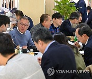 직원들과 식사하는 정의선 회장