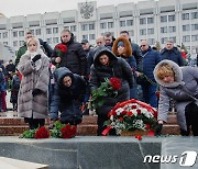 전사자 추모하는 러 시민들