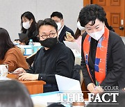 기자들과 인사나누는 강신숙 수협은행장 [포토]