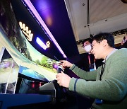 [CES2023 포토]듀얼 UHD 모니터로 실감나는 드라이빙