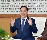 "교육 위해 부산 떠나는 일 없도록… 학력신장, 최우선 과제로" [인터뷰]