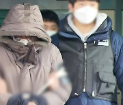 얼굴 가린 이기영 “살인 죄송하다”…시신 수색 계속