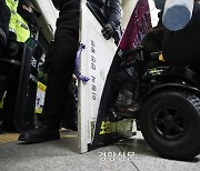 전장연 시위에 고무줄 잣대 된 ‘무정차’ 규정…서울교통공사 “문제 없다”면서도 개정 추진