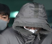 얼굴 꽁꽁 싸맨 이기영… 신상공개 실효성 논란 재점화