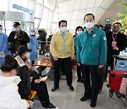 해외유입 확진자 '열에 넷' 이상이 중국발 입국자