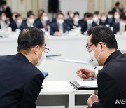 정황근 농림축산식품부 장관과 대화하는 한덕수 총리