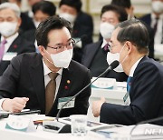 정황근 농림축산식품부 장관과 대화하는 한덕수 총리