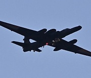 정찰임무 마치고 착륙하는 U-2S 정찰기