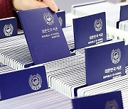 "올해는 꼭 여행" 새 여권들 빼곡…여권민원실의 '오늘'