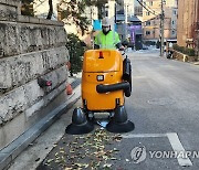 "불법 전단지도 빨아들인다" 강남구, 친환경 노면 청소기 도입