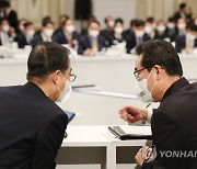 한덕수 국무총리와 대화하는 정황근 농림축산식품부 장관