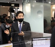 [포토]영업시간 탄력운영 은행 시찰하는 김주현 금융위원장